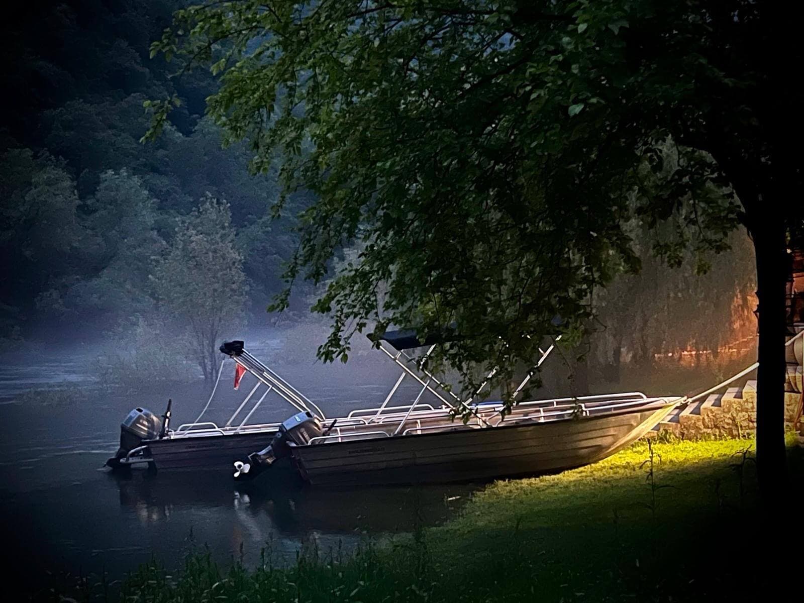 Bateau sur le lac Skadar à la lumière du soir, Monténégro